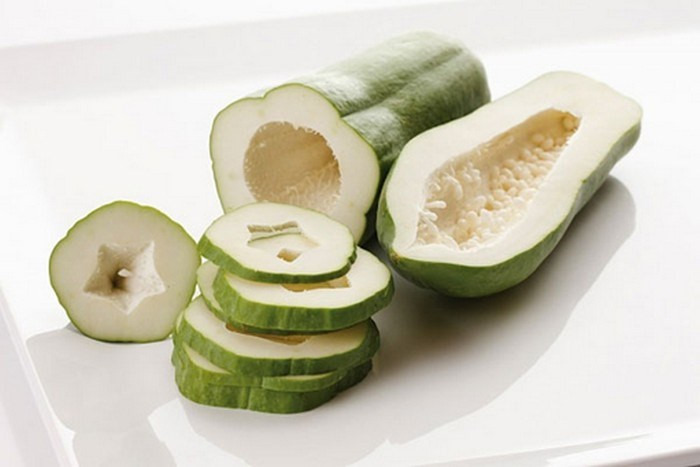 Đu đủ xanh là loại quả được chế biến thành nhiều món ăn ngon. Tuy nhiên, bạn không biết đu đủ xanh có nhiều chất dinh dưỡng và cả những dược chất quý. Do vậy, dân gian đã dùng đu đủ xanh làm thuốc chữa nhiều bệnh. Ảnh: Yeutretho.