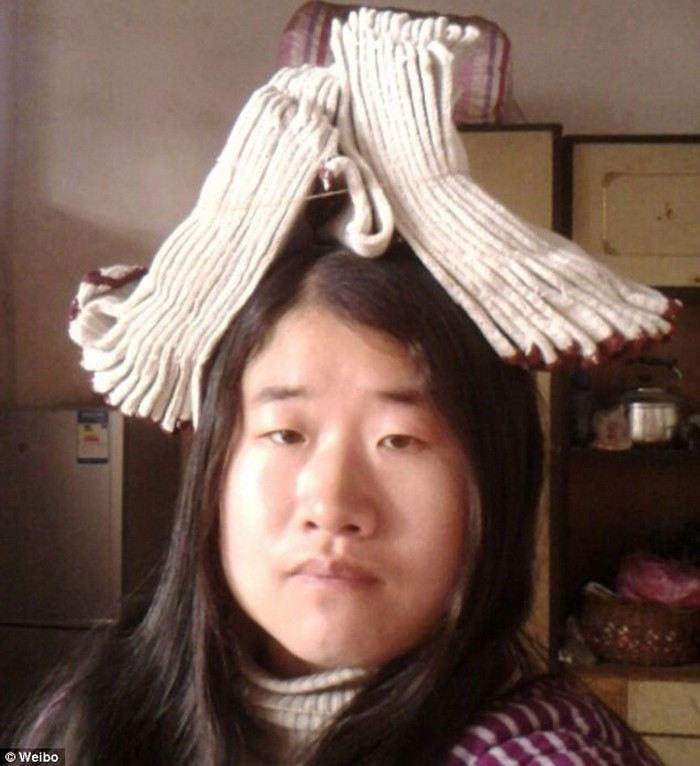 Cô nàng xấu xí ở Trung Quốc. Wang Shou-Ying, đến từ thành phố Taian, Sơn Đông, Trung Quốc, có hơn 75.000 người theo dõi chỉ sau 42 ngày xuất hiện trên mạng xã hội Weibo. Dù ngoại hình không mấy nổi bật, song tên tuổi của cô gái này lại nhanh chóng được biết đến nhờ ý tưởng thiết kế mũ độc lạ. Ảnh: Weibo.