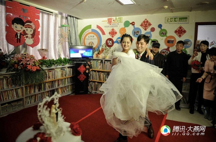 Cảm động trước chuyện tình đẹp như cổ tích của hai người có số phận vô cùng khắc nghiệt, một doanh nghiệp đã đứng ra biến ước mơ của họ thành hiện thực là tổ chức hôn lễ cho cặp đôi ngay tại bệnh viện, nơi Liangzheng Ying điều trị. Ảnh: Giadinh.