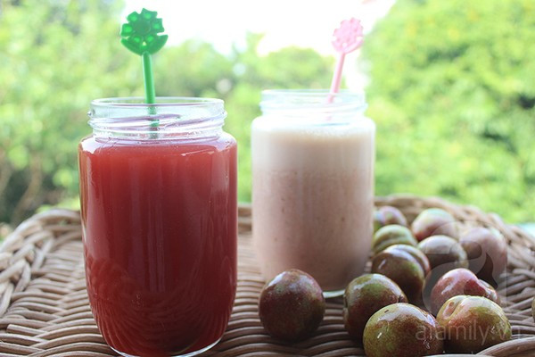 Nước mận ép là thức uống rất được ưa thích vào mùa hè, bên cạnh đó, bạn có thể trực tiếp dùng nước ép đó bôi lên mặt hàng ngày. Ngoài ra, cho mận giã nhuyễn trộn cùng chút sữa tươi không đường cũng có tác dụng giúp da mịn màng, giảm tàn nhang và các vết thâm. Ảnh: webgiadinh.org.
