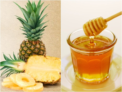 Tẩy tế bào chết vùng mặt: Trộn đều 1 muỗng canh nước ép dứa với 1 muỗng canh mật ong nguyên chất và thoa lên vùng mặt, cổ. Để khoảng 5 – 10 phút rồi rửa sạch bằng nước ấm. Ảnh: chuaviemxoangmui.net.
