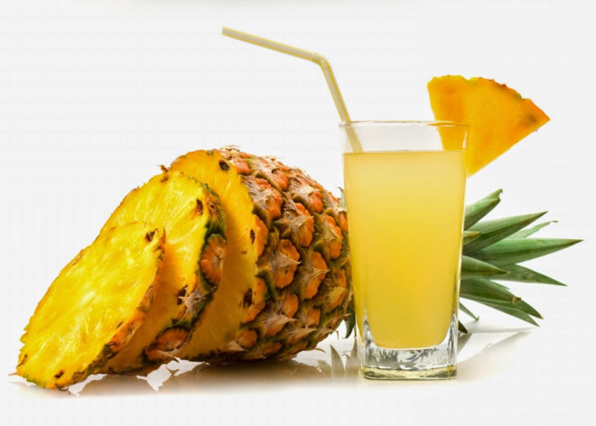 2. Quả dứa. Không chỉ giàu vitamin C chống oxy hóa và làm chậm quá trình lão hóa, quả dứa còn có tác dụng dưỡng da hiệu quả nhờ dồi dào hàm lượng alpha hydroxyl acid – một thành phần quan trọng trong các loại kem chống nhăn, giúp tẩy tế bào da chết và góp phần tái tạo tế bào da mới. Ảnh: Zing.vn.
