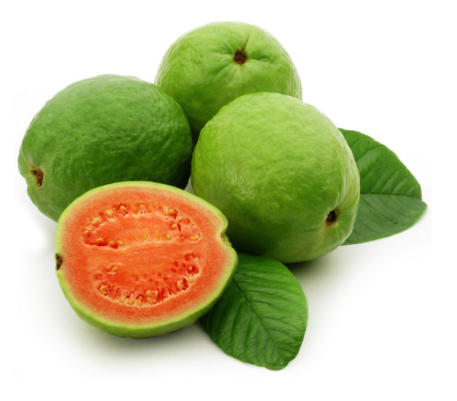 5. Quả ổi. Vitamin A, B, C và kali có trong ổi là những chất chống oxy hóa tốt và có tác dụng giải độc cơ thể, từ đó tấn công lại các gốc tự do vốn là nguyên nhân gây tổn hại tế bào da, giữ làn da trắng sáng, giảm tình trạng hình thành nếp nhăn, vết chân chim. Ảnh: cotacdunggi.com.