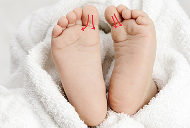 Sau đó massage mắt cá chân của bé bằng cách dùng ngón tay cái xoay thành vòng tròn trên mắt cá chân bé thuận chiều kim đồng hồ để giúp tăng cường lưu thông máu cho bé. Ảnh: Sendo.vn.