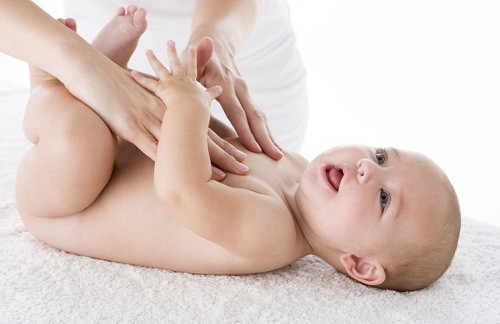 2. Tiếp theo, massage bụng: Sử dụng cả hai ngón tay cái, nhẹ nhàng massage từ rốn lên phía trên. Mẹ hãy tiếp tục massage từ bụng đến ngực rồi lại từ ngực xuống bụng. Ảnh: dayhoichuongbung.com.