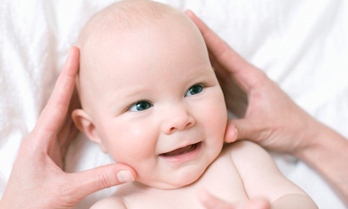 3. Tiếp theo massage mặt cho bé: Mẹ hãy hát hoặc kể chuyện nhẹ nhàng khi bạn xoa bóp trán và lông mày cho bé. Tiếp đó mẹ hãy nhẹ nhàng dùng ngón tay cái để xoa xoa quanh vùng mắt, đi xuống mũi, đến 2 bên má, tai, môi trên, môi dưới để ru bé ngủ.