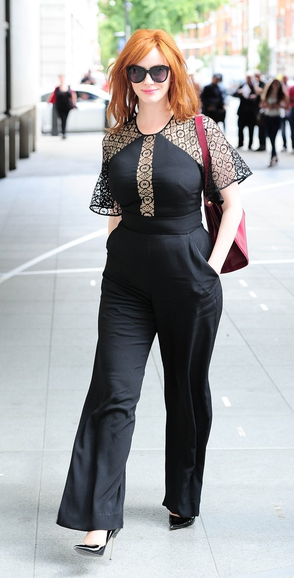 Nên chọn cho mình bộ jumpsuit có cổ áo hình chữ V, phần quần rộng và có thắt đai ở hông sẽ khiến tỷ lệ các phần cơ thể cân đối lại.
