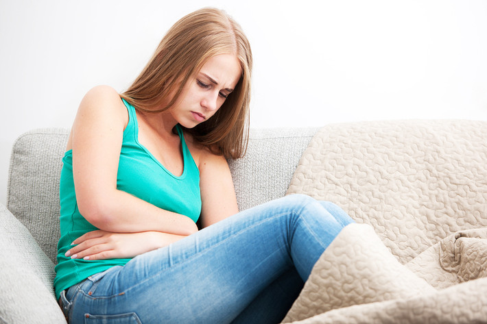 7. Hành kinh có máu đông thành cục, đau bụng kinh, rong kinh: Lấy nghệ đen và cao ích mẫu, mỗi thứ 15g sắc uống mỗi ngày một thang. Ảnh: Lasen.com.vn.