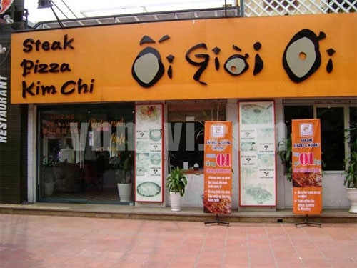 1. "Steak, pizza, Kim chi Ối giời ơi". Một phong cách trẻ trung, vui nhộn. Ảnh: blog.bizweb.vn.
