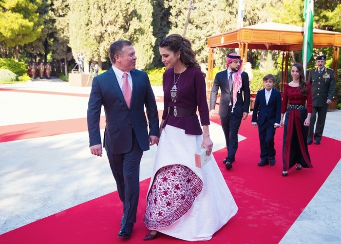Nữ hoàng Rania, Jordan. Câu chuyện cuộc đời của bà Rania như một nàng lọ lem thời hiện đại. Thời trẻ, bà là một cô gái thường dân làm việc trong một ngân hàng tại thủ đô Amman và bà đã gặp chồng mình tại đây. Khi đã trở thành nữ hoàng, bà dành nhiều thời gian cho các hoạt động xã hội, tích cực đấu tranh vì quyền của phụ nữ, bảo vệ trẻ em và thúc đẩy các chương trình từ thiện. Ngoài ra, phu nhân Rania còn tích cực tham gia các hoạt động chính trị quốc tế và đam mê nghệ thuật.