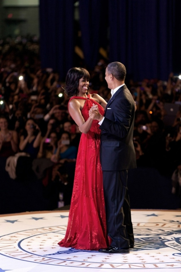 Vợ của Cựu Tổng thống Barack Obama, bà Michelle Obama, Mỹ. Bà Obama đi đến đâu cũng được tôn trọng. Phong cách thời trang và sự mạnh mẽ của bà được mọi phụ nữ học tập. Bà phát động chương trình chống béo phì, khởi động chương trình ăn uống lành mạnh. Đứng trước đám đông, bà Michelle thu hút hàng triệu người lắng nghe lời nói của mình.Thật sự bà đã trở thành người phụ nữ quyền lực, vượt lên cái bóng của chồng.