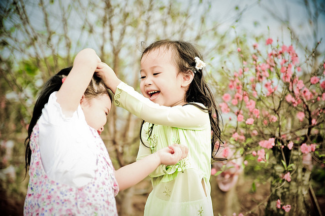 3. Dạy bé chơi lộn cầu vồng. Lộn cầu vồng, nước trong nước chảy, có cô mười mấy, có chú mười ba, hai chị em ta, cùng lộn cầu vồng. Ảnh: trochoidangianvn2h.blogspot.com.