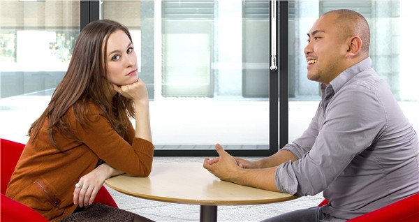 3. Giành hết “diễn đàn” Anh ta cứ liên tục nói nhưng không hề lắng nghe, bởi đơn giản anh ta đâu có cần biết nhiều về bạn. Thao thao bất tuyệt về bản thân cho thấy anh ta chỉ biết yêu chính mình, luôn coi mình là quan trọng thôi!