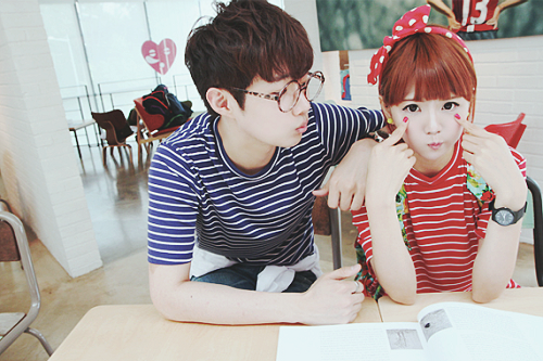 6. Chê bạn Chê khác với góp ý nhé. Nếu anh ta đưa ra những lời nhận xét về ngoại hình của bạn và bạn cảm thấy khó chịu, hoặc khen bạn rồi kèm theo một vế “nhưng” thật dài ở phía sau thì xin chúc mừng bạn, bạn đã có đủ “chứng cứ thuyết phục” để đá một “trai đểu” ra khỏi cuộc đời rồi đấy.