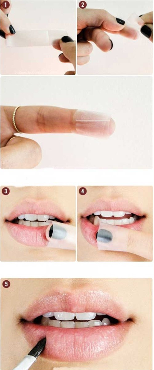 4. Tẩy da chết bằng son. Không cần đến mỹ phẩm tẩy da chết chuyên dụng, bạn hoàn toàn có thể tận dụng thỏi son của mình để tẩy da chết bằng cách sau: Dán băng keo cá nhân quanh ngón tay trỏ. Nhẹ nhàng thoa lên bờ môi là được.