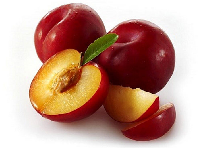 Hoặc có thể dùng hoa mận giã nát trộn với sữa tươi không đường bôi lên mặt hàng ngày cũng giúp da mịn, bớt tàn nhang và các vết nám. Ảnh: Healthplus.