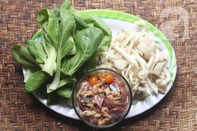 6. Cải ngồng xào lòng gà. Nguyên liệu: Bộ lòng gà, cải ngồng, gia vị, hành. Lòng gà rửa nước muối để ráo nước, thái miếng vừa ăn, ướp muối, tiêu, bột nêm và nước mắm (ướp 10 phút). Cải ngồng rửa sạch, cắt dài 4 cm. Ảnh: lamsao.com.