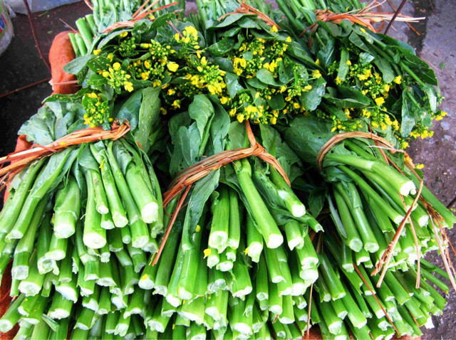 1. Tôm xào cải ngồng. Nguyên liệu: Cải ngồng, tôm, cà rốt, đậu Hà lan, dầu hào, tỏi, bột năng. Tôm rửa sạch, bóc vỏ, chừa lại phần đuôi. Cà rốt gọt vỏ, thái sợi. Ảnh: rauxanhcasach.com.