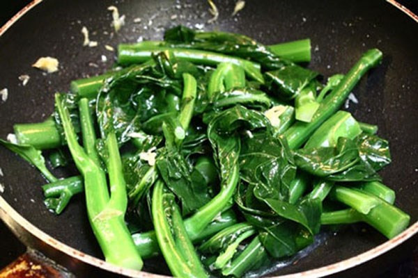 5. Miến xào cua, cải ngồng. Nguyên liệu: Cua, miến dong, cải ngồng, hành tây, cà rốt, hành bô roa, tỏi. Luộc cua rồi tách lấy thịt. Cải, cà rốt cắt miếng nhỏ vừa ăn. Miến dong ngâm nước 15 phút. Ảnh: baomoi.com.