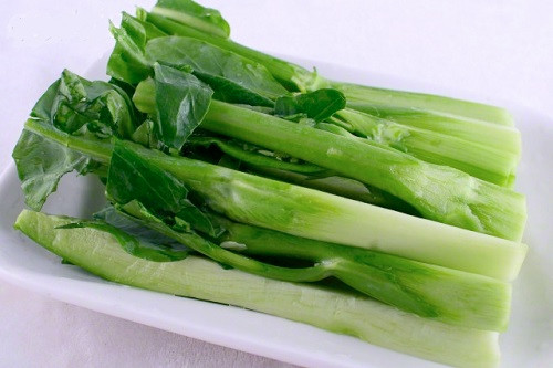 3. Cải ngồng xào hành tỏi thịt bò. Nguyên liệu: Thịt bò, cải ngồng, hành, tỏi, nước mắm, dầu oliu. Rau cải ngồng rửa sạch, cắt khúc chừng 5cm. Tỏi bóc vỏ, băm nhỏ, cho vào chảo phi với 2 muỗng canh dầu ô liu cho thơm, rồi cho thịt bò vào. Ảnh: khoahocphattrien.vn.