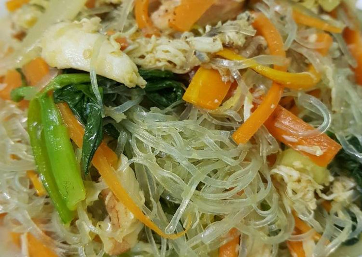 Xào cua thơm với tỏi nêm gia vị. Xào cà rốt hành tây cải ngồng nêm nếm sau đó cho miến vào xào sơ cho miến thấm đều. Tiếp theo đổ cua đã xào vào trộn đều lần nữa rồi tắt bếp. Hạn chế để miến bị nhũn ko ngon. Ảnh: cookpad.com.