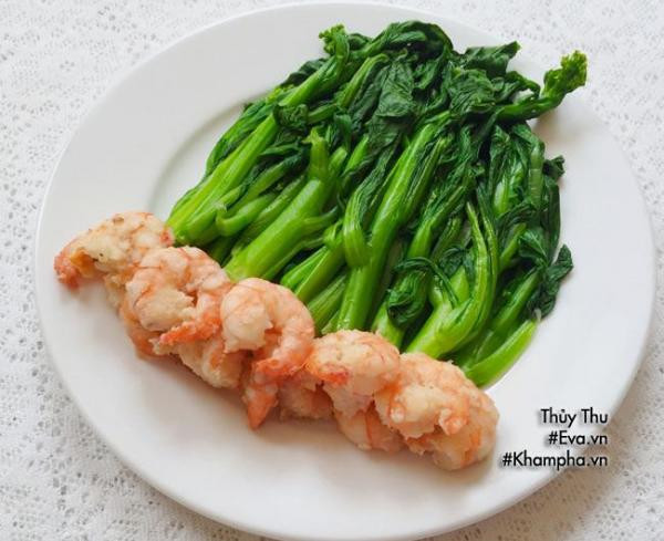 Đun nóng dầu, phi thơm tỏi, cho tôm vào xào chín, thêm chút nước dùng. Nêm hạt nêm. Xào riêng cà rốt, đậu hòa lan, cải ngồng, nêm dầu hào. Thêm chút bột năng hòa với nước để tạo độ sánh. Ảnh: Xaluan.com.