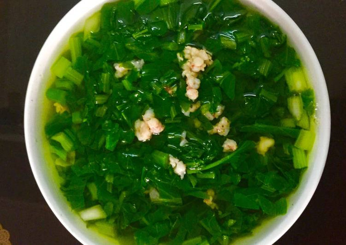Đun sôi nước nấu canh, cho vào chút bột canh và tôm đã ướp vào nồi, đợi nước sôi lại thì cho thêm hạt nêm, tiếp theo cho rau và gừng đã đập dập vào nấu tới khi rau chín, nêm lại vừa ăn rồi tắt bếp. Ảnh: cookpad.com.