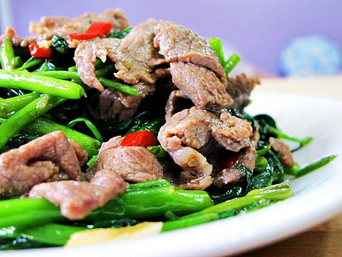 Khi thịt bò chín thì trút ra dĩa. Cho tiếp cải ngồng vào xào cùng 2 muỗng canh nước mắm. Khi cải mềm, sau chừng 2 phút thì đổ thịt bò đã xào vào. Trút ra đĩa. Lấy hành đã xắt khúc cho vào xào chừng 30 giây, rồi đổ lên trên đĩa rau và thịt. Ảnh: vangsjclagi.club.