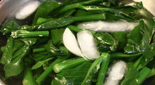 Rau cải nhặt bỏ lá già, rửa sạch, thái vát nhỏ khoảng 3cm. Bắc chảo lên bếp, đun sôi mỡ, cho hành vào phi thơm. Đổ thịt đã ướp vào xào cho đến khi thịt săn lại thì bắc và đổ ra đĩa. Ảnh: Yeunoitro.net.