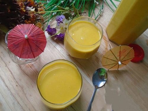 Tiếp đến cho thêm sữa tươi, sữa đặc và nước cốt dừa vào. Xay thêm 1 lần nữa cho thật mịn đều. Sau đó cho tất cả vào 1 cái nồi lớn, bật lửa và khuấy đều cho tới khi nào sôi lên thì tắt bếp, để nguội hoàn toàn. Ảnh: bep360.net.