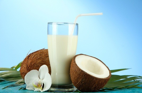 Đổ phần dừa vừa xay vào một cái rây có lót khăn lược, vắt lấy phần nước. Cho phần sữa dừa vào một chai kín, đậy nắp và bảo quản lạnh. Có thể thay nước lọc bằng nước dừa để sữa dừa được ngon hơn, hoặc thêm vào sữa các loại hương liệu (mật ong, syrup maple…) để phù hợp với khẩu vị của gia đình. Ảnh: tronvo.vn.
