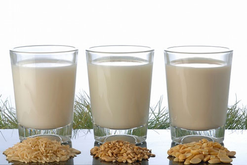 Đầu tiên đặt một chiếc nồi lớn lên bếp, cho 2,5 lít nước lọc vào đun, mở lửa vừa. Khi nước sôi, cho bột gạo cùng 400ml sữa tươi không đường, 150g đường, 20ml nước vani vào nấu, khuấy đều trong khoảng 10 phút. Đem hỗn hợp nước sữa gạo lược 2 – 3 lần qua rây để loại bỏ bớt hạt bột. Cuối cùng cho sữa gạo vào bình, giữ lạnh trước khi dùng. Ảnh: afamily.vn.