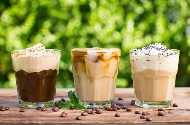 Cho siro hoặc 2 thìa canh sữa bột vào máy. Nên dùng kem vani sẽ ngon hơn. Sau khi cho tất cả các nguyên liệu trên vào máy xay, tiến hành xay với tốc độ cao, có thể thêm đá viên vào xay. Cho ra ly uống lạnh sẽ rất ngon và bổ dưỡng. Ảnh: top10website.net.