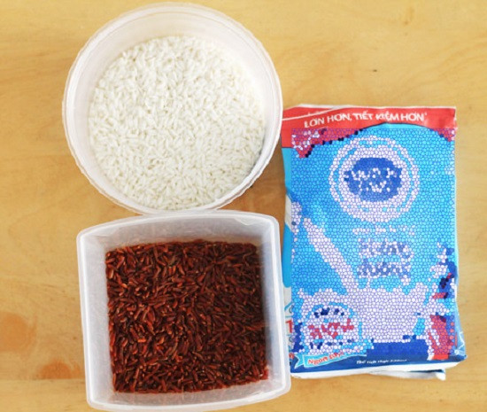 4. Sữa gạo. Nguyên liệu: Gạo nếp, gạo lức, sữa tươi không đường, đường, nước vani, nước lọc. Vo gạo thật sạch (cả gạo nếp và gạo lức), sau đó để ráo nước. Đặt một chiếc chảo lên bếp, cho gạo nếp và gạo lức vào, mở lửa lớn. Đảo đều, rang khoảng 10 phút, đến khi hạt gạo nở bung ra thì tắt bếp. Ảnh: toinayangi.vn.
