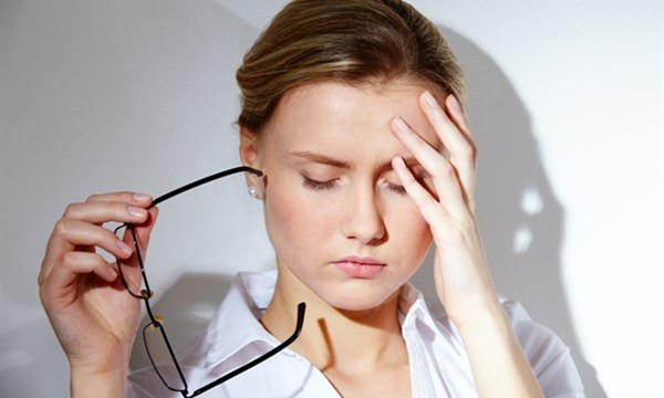 14. Chữa chóng mặt: Cuốn sách “Nước tiểu trị liệu: vị thuốc tiên của Thiên nhiên cho sức khỏe tốt” (Urine Therapy: Nature's Elixir for Good Health) có ghi lại bài thuốc dùng nước tiểu độc đáo: Nếu chóng mặt do vấn đề liên quan đến sự tuần hoàn của máu hay do thời tiết, thiên nhiên... thì hãy lấy nước tiểu “mới ra lò” thoa lên cổ và tóc ngày 2 lần, buổi sáng và tối. Ảnh: hoathuyetbomau.vn.