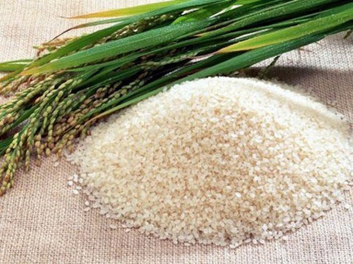 Gạo nếp và hoài sơn. Ngâm gạo nếp trong một đem sau đó để ráo nước rồi đem sao thơm. Hoài sơn sao vàng. Sau đó đem cả 2 nguyên liệu nghiền thành bột rồi dùng khuấy với nước sôi để uống. Bạn có thể cho thêm đường và hạt tiêu vào làm tăng hương vị và dễ ăn hơn. Dùng món ăn bài thuốc vào mỗi buổi sáng với lượng khoảng 20 – 30g. Ảnh: Tienphong.