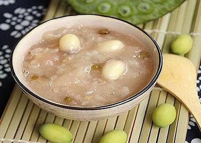 Quả vải, hoài sơn. Dùng cùi quả vải khô 50g, sơn dược, hạt sen mỗi thứ 20g trộn đều và cho vào 100g gạo tẻ nấu cháo ăn dần. Ảnh: Gocnoitro.