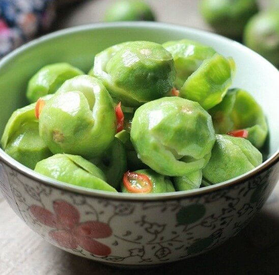 6. Sấu dầm muối ớt. Nguyên liệu: Sấu, muối, đường, ớt bột. Trộn đều 50g đường, 15g muối và 1 muỗng cà phê ớt bột với sấu. Xóc đều và để khoảng 15 phút là ăn được. Ảnh: bepeva.com.