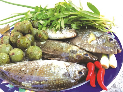 5. Canh cá lóc nấu sấu. Nguyên liệu: Cá lóc, sấu, cà chua, gia vị. Cho cá lóc vào chảo rán vàng. Phi thơm hành tím với ít dầu rồi cho cà chua, sấu, thêm chút hạt nêm rồi đảo qua cho ngấm gia vị. Ảnh: cakholangvudai.com.