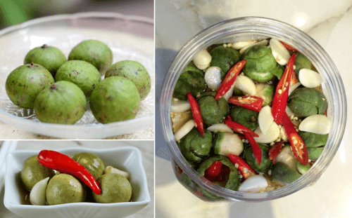 Cho sấu, đường, tỏi, ớt, dấm vào cùng 1 chiếc bát, trộn đều để khoảng 20 phút cho ngấm gia vị. Vớt sấu, tỏi, ớt vào 1 chiếc lọ, đổ mắm vào đậy kín, để tủ lạnh. Sau 4 ngày có thể ăn được. Ảnh: giadinh.tv.