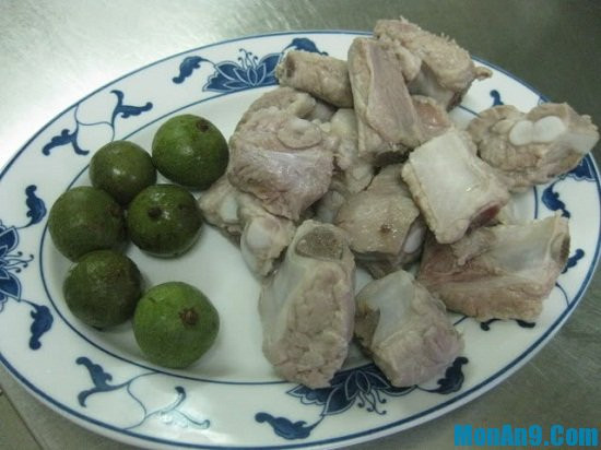4. Canh sườn nấu sấu. Nguyên liệu: Sườn non, sấu, cà chua, gia vị. Cho dầu vào chảo đun nóng rồi đổ hành khô vào phi thơm. Ảnh: monan9.com.