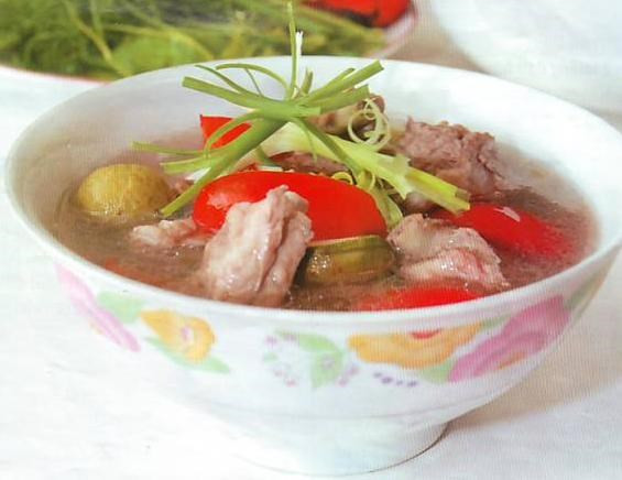 Đổ sườn vào đảo sơ rồi cho sấu vào đảo thêm một lúc nữa cho ngấm gia vị. Thêm nước vào đun sôi thì bỏ cà chua vào. Nêm nếm gia vị vừa ăn. Tắt bếp rồi rắc hành lá lên trên. Ảnh: Nau.vn.