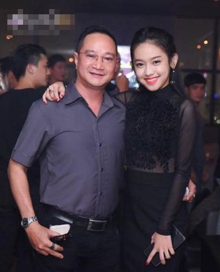 Thúy Vi xuất hiện đến đâu tai tiếng dày đặc đến đó, từ việc bị ông trùm chân dài Vũ Khắc Tiệp từ chối cho đến yêu đại gia đáng tuổi cha, rồi đánh người, cho đến chuyện thừa nhận phẫu thuật thẩm mỹ công khai. Ảnh: Blogtamsu.