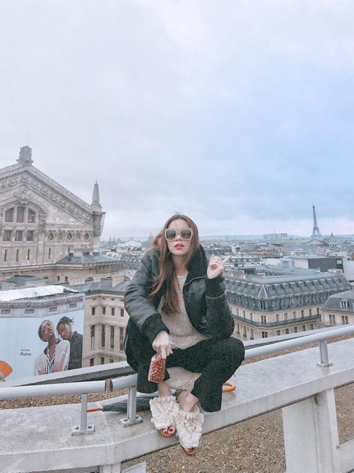Khi dân tình đang xôn xao chê bai đôi dép Zara hàng hiệu chẳng khác gì "dép lau nhà" thì Hà Hồ sắm ngay một đôi đi khắp thế gian, mix cùng mọi loại trang phục. Hồ Ngọc Hà diện đôi dép vô cùng đẳng cấp, nó chẳng còn là đôi dép "trông như một nhúm giẻ lau" nữa. Ảnh: Zingnews.