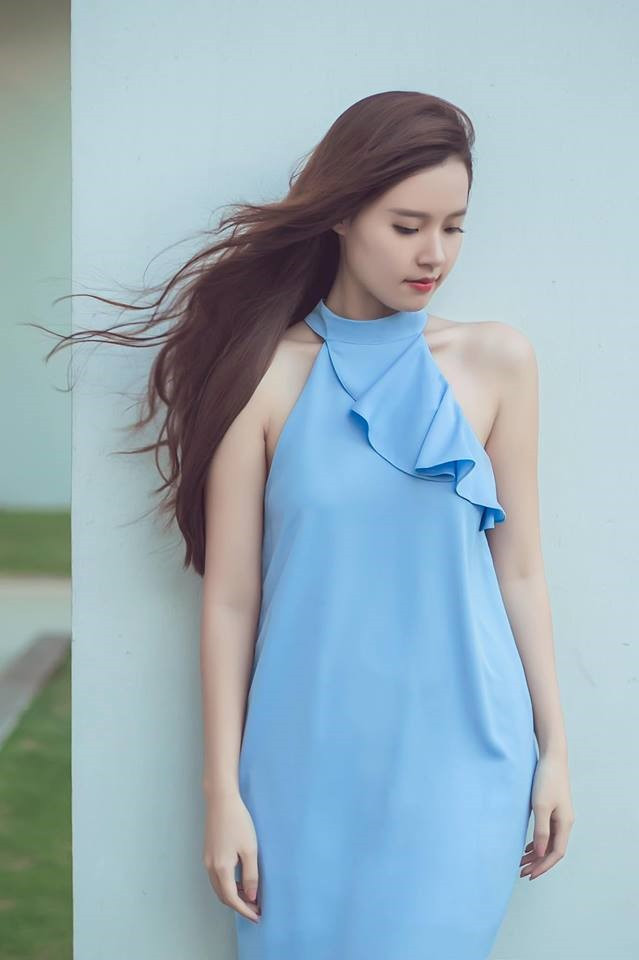 Midu hào hứng khoe trang phục đời thường tự thiết kế. Mẫu đầm suông có phần cổ được phối bèo một bên tôn hình ảnh nữ tính của cô gái. Ảnh: FB Midu.