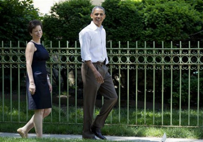 Ông Obama mặc đồ rất đơn giản dễ gần, áo sơ mi trắng quần tây khi cùng đi dạo phố cùng cựu cố vấn cao cấp của mình. Ảnh: Dailymail.