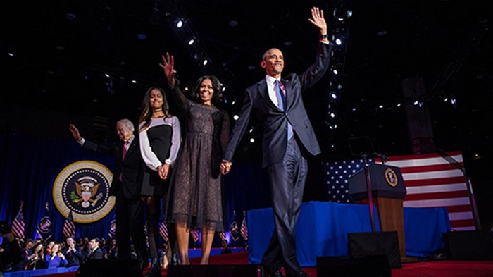 Sau khi rời Nhà Trắng, ông Obama dường như rất thoải mái, vui vẻ, không có áp lực gì. Phong cách thời trang của ông Obama cũng thay đổi hẳn, trút bỏ những bộ vest gò bó, nguyên tắc và chuyển sang những bộ đồ trẻ trung hơn. Ảnh: Dailymail.