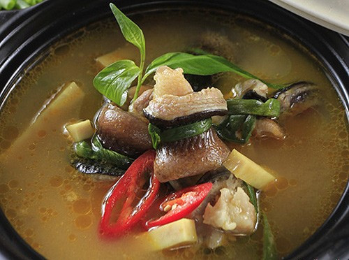 Lươn nấu dưa. Dùng 50g lươn, dưa muối, tinh bột nghệ, gia vị, rau thơm. Lươn làm sạch rồi ướp với mắm, mì chính, bột canh và hành khô trong 20 phút. Cho chút dầu ăn lên chảo nóng và phi thơm hành rồi cho lươn xào cùng. Thêm dưa muối vào nấu cùng. Món này ăn cùng cơm thì tuyệt vời. Ảnh: Songkhoe. (Thông tin trong bài viết chỉ mang tính chất tham khảo. Trước khi sử dụng bài thuốc, bạn vui lòng hỏi ý kiến bác sĩ).