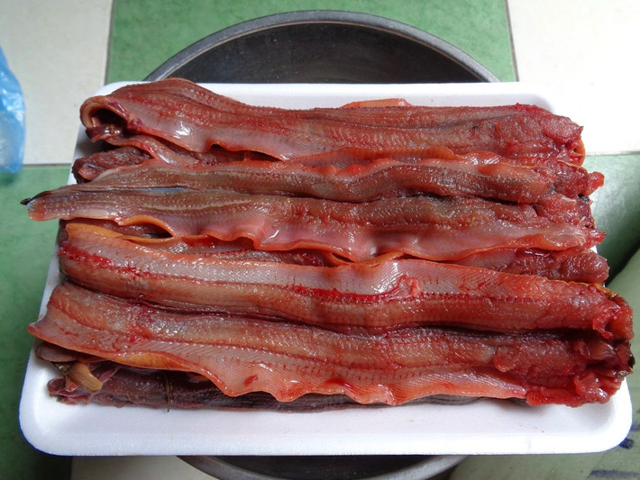 Lươn, rượu, giấm. Dùng 500g lươn, cho vào thêm rượu, giấm, một chút muối và náu chín kỹ ăn hết 1 lần trong ngày. Công dụng của bài thuốc là chữa lao phổi sốt nhẹ. Ảnh: Luonaviet.