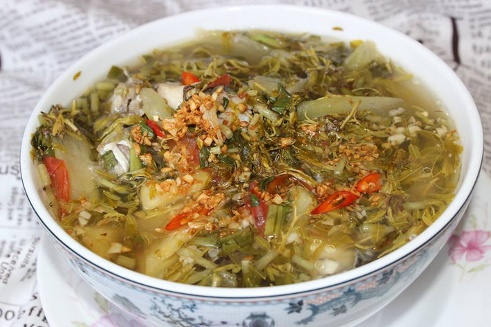 Nước sôi khoảng 3 phút, cá sắp chín tới, bạn cho cà chua, đậu bắp, dọc mùng, giá đậu, lá me non vào. Nêm thêm muối, đường, hạt nêm sao cho vừa ăn. Khi thấy món canh đã chín tới, tắt bếp, cho rau thơm và hạt tiêu vào. Ảnh: goccuabep.com.